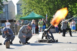 Obchody Dnia Zwycięstwa w Sosnowcu. Prezydent Sosnowca Arkadiusz Chęciński pasowany na kanoniera.