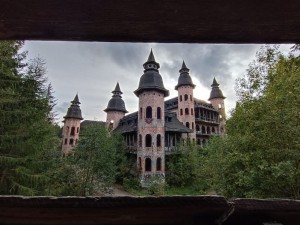 Opuszczony zamek w Łapalicach. Wolna amerykanka za czasów PRL