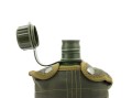 Manierka-Bidon-butelka-w-pokrowcu-MFH-oliwkowa-1litr-izolacja-termiczna-lentus-militaria-1.jpg