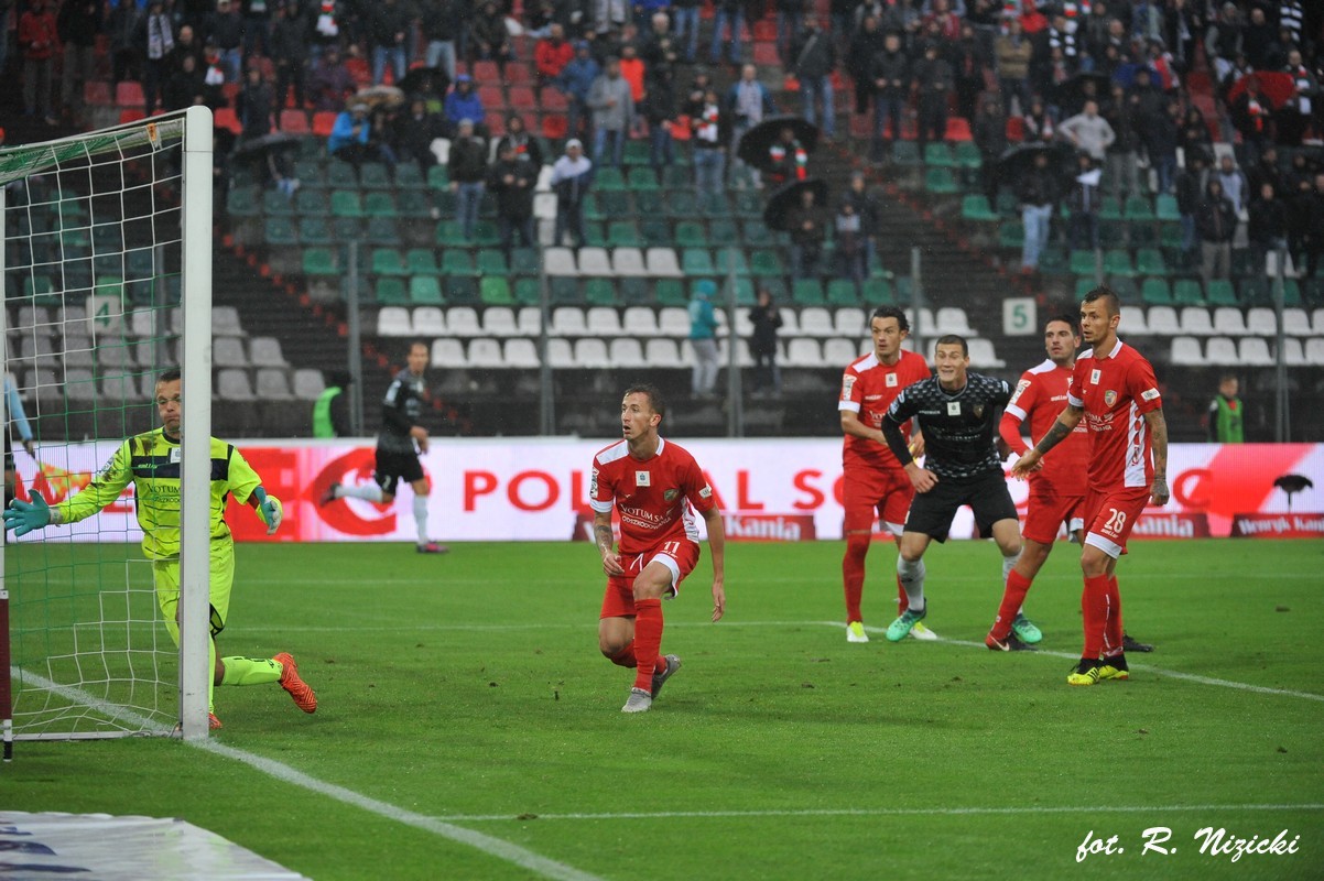Zagłębie Sosnowiec „Reaktywacja”  Po serii słabych i przegranych meczach, kontuzji Tomasza Nowaka oraz niespodziewanym odejściu trenera Dariusza Dudka Zagłębie Sosnowiec wygrywa w pięknym stylu z Miedzią Legnica 3:1. Nie dość, że sportowy los nie sprzyjał drużynie, to dołożyły się do tego zawirowania z wyborem nowego trenera. Na szczęście rzutem na taśmę władze klubu znalazły nowego szkoleniowca Valdasa Ivanauskasa. Byłego zawodnika m.in. Austrii Wiedeń z którą zdobył trzykrotnie tytuł mistrza kraju oraz Pucharu Austrii. Ponadto był wyróżniającą się osobowością w Bundeslidze a przez to ulubieńcem kibiców Hamburger SV, którzy nazywali go Ivanem Groźnym a następnie trenerem m.in. Heart of Midlothian F.C., który pod jego wodzą wywalczył wicemistrzostwo Szkocji oraz Puchar Szkocji.  Obecnie jego celem jest utrzymanie Zagłębia Sosnowiec w Ekstraklasie.  Mecz rozpoczął się punktualnie o 15:30. Niestety zaczęło się nerwowo dla Zagłębia bo już w 3 minucie straciliśmy gola po rzucie karnym podyktowanym za faul Alexandra Cristóvão. Zagłębie rozjuszone ruszyło do ataku. I już w 12 minucie po pięknym rozpoczęciu akcji na skrzydle Michael Heinloth podaje w tempo do Konrada Wrzesińskiego a ten do Pawłowskiego, który jak na kapitana przystało, technicznie, umieszcza piłkę w siatce. Mamy wyrównanie. Widzowie szaleją na trybunach, nie przeszkadza im nawet nieprzyjemna mżawka urozmaicona powiewami przenikliwego wiatru.  Miedź nie poddaje się, napiera na bramkę Zagłębiaków. W 16 minucie Borja Fernandez uderza w światło bramki Zagłębia lecz pewnie łapie śliską piłkę Dawid Kudła. Bramkarz nasz jeszcze nie raz pokaże klasę w tym meczu.  Pomimo drobnego urazu do akcji wkracza Sanogo, który jest dwukrotnie faulowany. Za ten drugi faul Božić ogląda żółtą kartkę. Zawodnicy Zagłębia na odpuszczają, prą niczym taran na obronę Miedzi. Wyróżnia się Sanogo. Nie odpuszcza również Sebastian Milewski, który świetnie pilnował Petteriego Forsella. Ten ostatni był tak poirytowany postawą naszego zawodnika, że podbiegł do sędziego głównego z uwagą aby ten miał baczniejszą uwagę na Milewskiego. W 36 minucie ponownie mamy okazję do objęcia prowadzenia. Niestety brakuje nam trochę boiskowego szczęścia. Milewski strzela mocno lecz trafia w bramkarza gości. Odbitą piłkę dopada Szymon Pawłowski … lecz niestety dobija nieskutecznie.  Pierwsza połowa spotkania dobiega do końca. Wydaje się że dowieziemy tylko bezpieczny remis do szatni. Niespodziewanie w 41 minucie Konrad Wrzesiński ze skrzydła zagrywa do Szymona Pawłowskiego a ten pięknym strzałem w długi róg wyprowadza Zagłębie na prowadzenie do szatni Po przerwie gra Zagłębia nie ulega zmianie. Piłkarze dostali skrzydeł, prą do przodu, ciągle w zwarciu i wysokim pressingu grają nie dając rywalowi wytchnienia. Atakują Milewski i Pawłowski. W 57 minucie robi się gorąco pod bramką Zagłębia. Pierwszy strzał Łobodzińskiego odbija Kudła, a dobitka Camary na szczęście tylko w bandy reklamowe. Następnie Petteri Forsell strzela z dystansu. Kudła nie ryzykuje i wybija na rożny.  W 62 minucie znów ruszamy do ataku. Takiego sprintu jak w wykonaniu Konrada Wrzesińskiego to chyba nigdy nikt nie widział na Stadionie Ludowym przez wiele lat. Jak tornado mija Pikka i dośrodkowywuje, niestety nieskutecznie. W 63 minucie po rzucie rożnym w wykonaniu Sosnowiczan i zamieszaniu pod bramką przeciwnika pada samobójcza bramka. Jej autorem jest Fran Cruz, który przy interwencji podbija piłkę i przerzuca nad swoim bramkarzem. Można powiedzieć że jest już po meczu. Po tym ciosie zawodnicy Miedzi nie potrafią się podnieść. I tak wygrywamy 3:1. Kibice fetują wygraną na stojąco a  Valdas Ivanauskas staje się „Czarnym koniem” tego meczu. Jego wybory i założenia taktyczne oraz mocna ręka przyniosły efekty i to niespełna po kilku dniach.  Gratulacje dla trenera i zawodników Zagłębia.   Bramki: 0:1 Petteri Forsell (3. k.), 1:1 Szymon Pawłowski (12. asysta - Konrad Wrzesiński), 2:1 Szymon Pawłowski (41. asysta - Konrad Wrzesiński), 3:1 Fran Cruz (62. sam.) Zagłębie: Kudła - Heinloth, Jędrych, Polczak, Mráz - Milewski (72. Babiarz), Banasiak (84. Vokić) - Wrzesiński, Pawłowski, Cristóvão - Sanogo (33. Udoviczić).  Miedź: Sapela - Zieliński, Osyra, Božić, Adu (46. Pikk) - Ojamaa (46. Łobodziński), Cruz (70. Piątkowski), Fernández, Forsell, Cámara - Szczepaniak. Żółte kartki: Tomislav Božić (19.), Paweł Zieliński (75.) - Adam Banasiak (45.), Alexandre Cristóvão (71.), Żarko Udoviczić (80.) Sędziował: Zbigniew Dobrynin. 