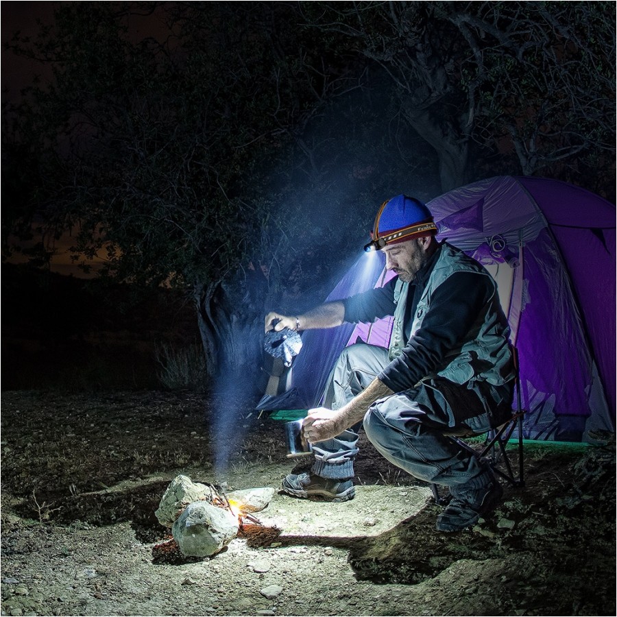 Latarka-diodowa-Fenix-HM60R - czolowka-czarna