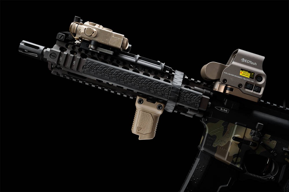 Strike Industries - Chwyt-Picatinny-Angled-Vertical-Grip - Short - FDE - SI-AR-CMAG-RAIL-S-FDE