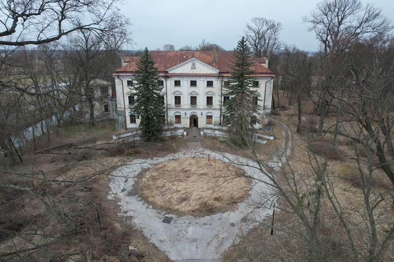 Zdewastowany Pałac Koniecpolskich