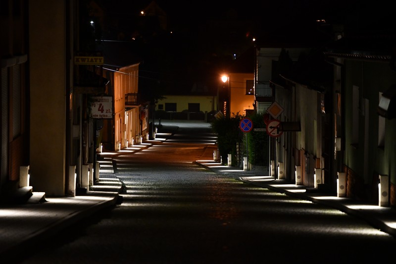 U stóp zaku miasteczko Chęciny nocą