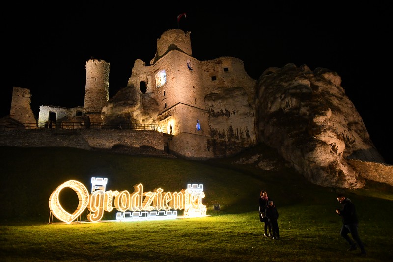 Podswietlony_Zamek_Ogrodzieniec_Twierdza_Swiatla