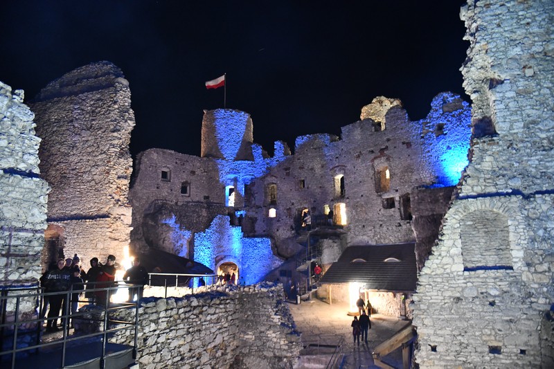 Zamek_Ogrodzieniec_dziedziniec