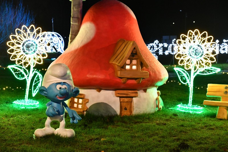 Zwiedzamy-wioske-Smerfow-Krakow-Garden-of-Lights